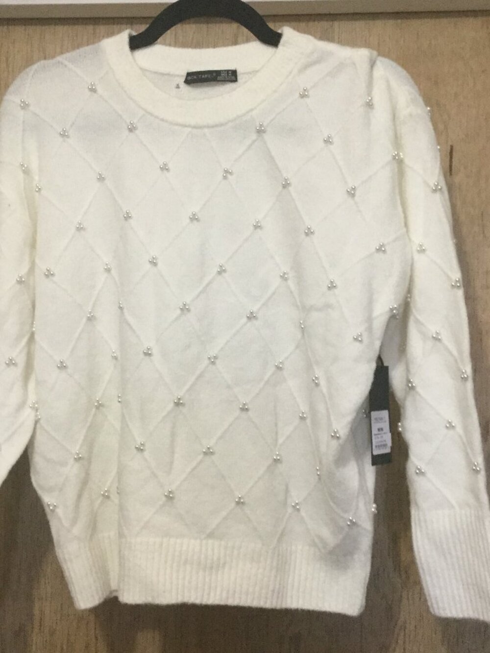 NWT Beautiful white sweater with accent pearls all around size medium 22 p2p